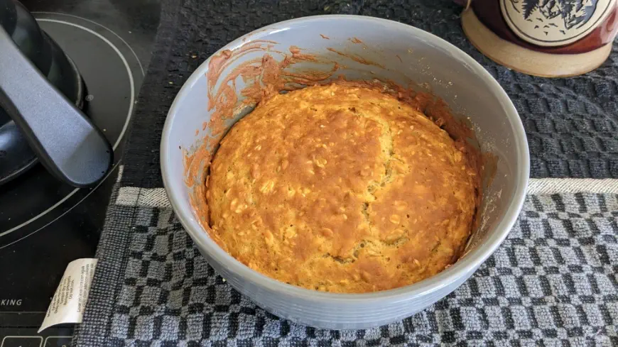 Pancake suave para cafe de brigzen salido del horno en el bowl de cerámica.