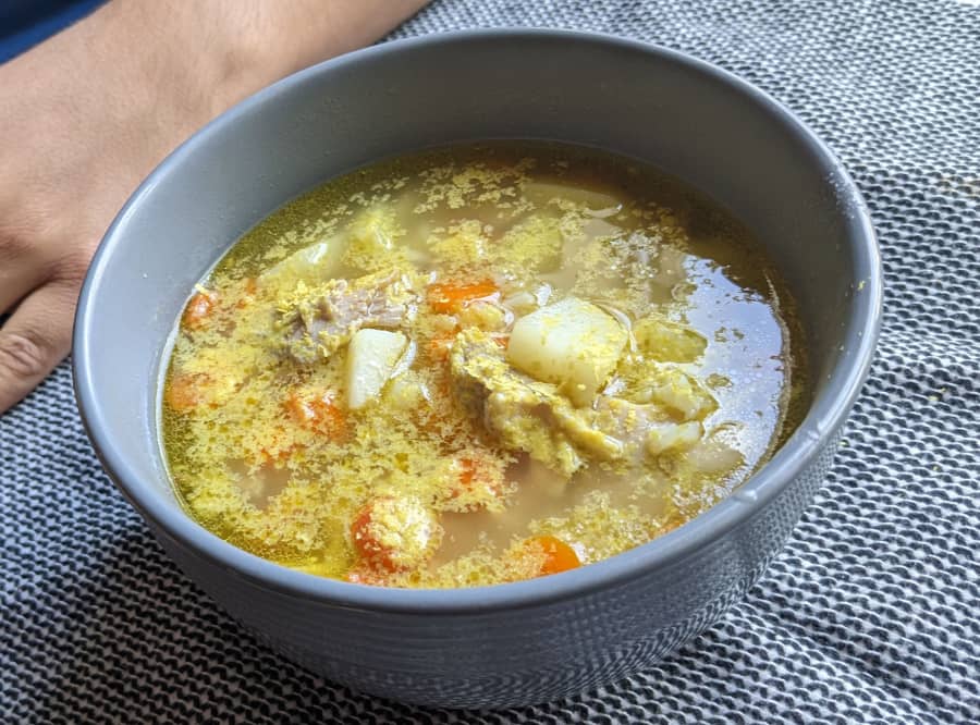 Sopa de pollo con Kombu y patas de gallina con un ligero toque de levadura nutricional
